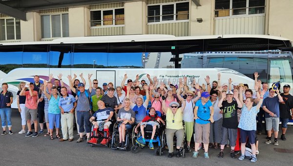 Gruppenbild vor dem Reisecar