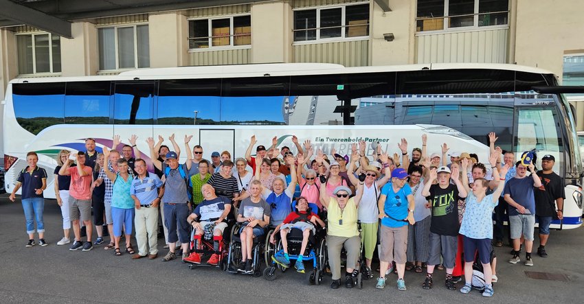 Gruppenbild vor dem Reisecar